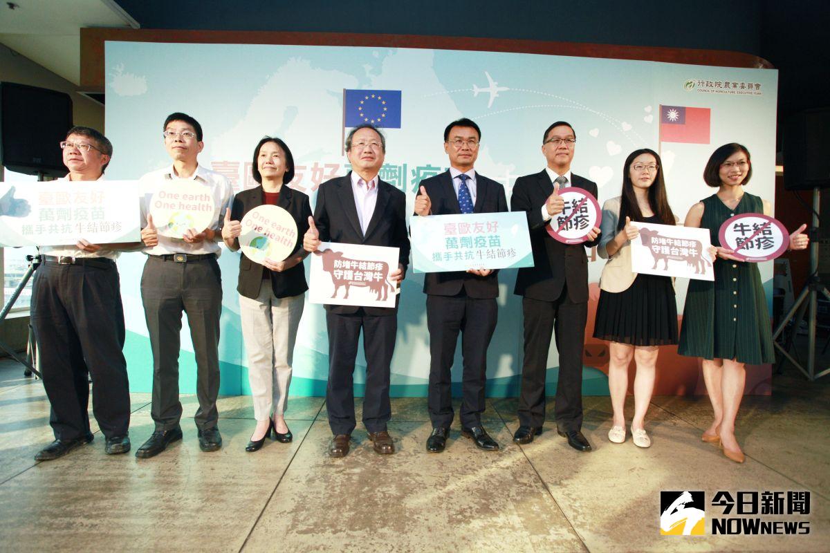 ▲歐盟捐贈1萬支牛結節疹疫苗今天下午抵台，農委會陳吉仲親赴桃園機場代表接受捐贈。（圖／記者李春台攝, 2020.07.22）