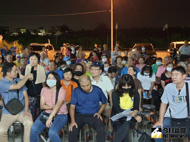 ▲欣彰天然瓦斯公司將在田中鎮設立整壓站,當地居民組成自救會,縣府建設處21日晚間到田中鎮慈惠堂舉行說明會,現場百餘位民眾仍情緒高漲。(圖/記者陳雅芳攝,2020.07.22)