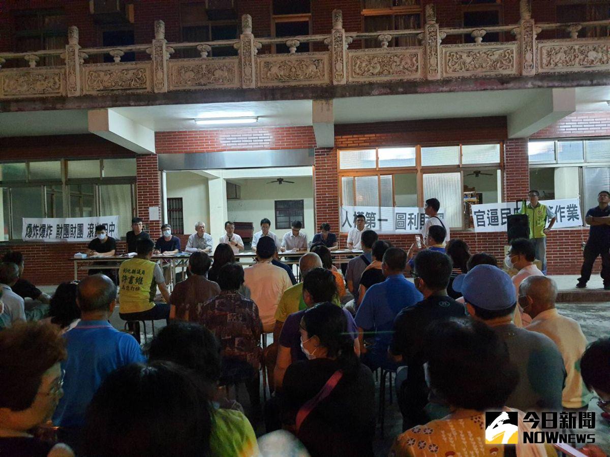 ▲縣府建設處到田中鎮慈惠堂舉行說明會，自救會長縣議員許書維更怒指欣彰未派員參加，把鎮民當塑膠不排除再發動五倍人馬前往縣府抗議。（圖／記者陳雅芳攝，2020.07.22）