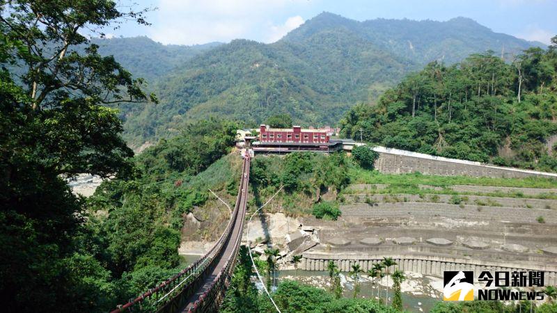 ▲福美吊橋完工當初曾經是全台最長的天梯吊橋,站在橋上風景相當美麗。(圖/記者康子仁攝)