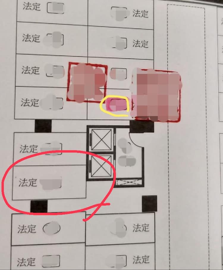 ▲有網友圈出理想車位並指出，「這個才順路，下貨走到電梯暢通，好市多買一堆的時候才人性化，不然拿完後車廂大包小包的，要走車跟車中間很刮車，除非你不倒車入庫都屁股朝外」。（圖／翻攝自臉書社團「買房知識家（Q你的A）」）