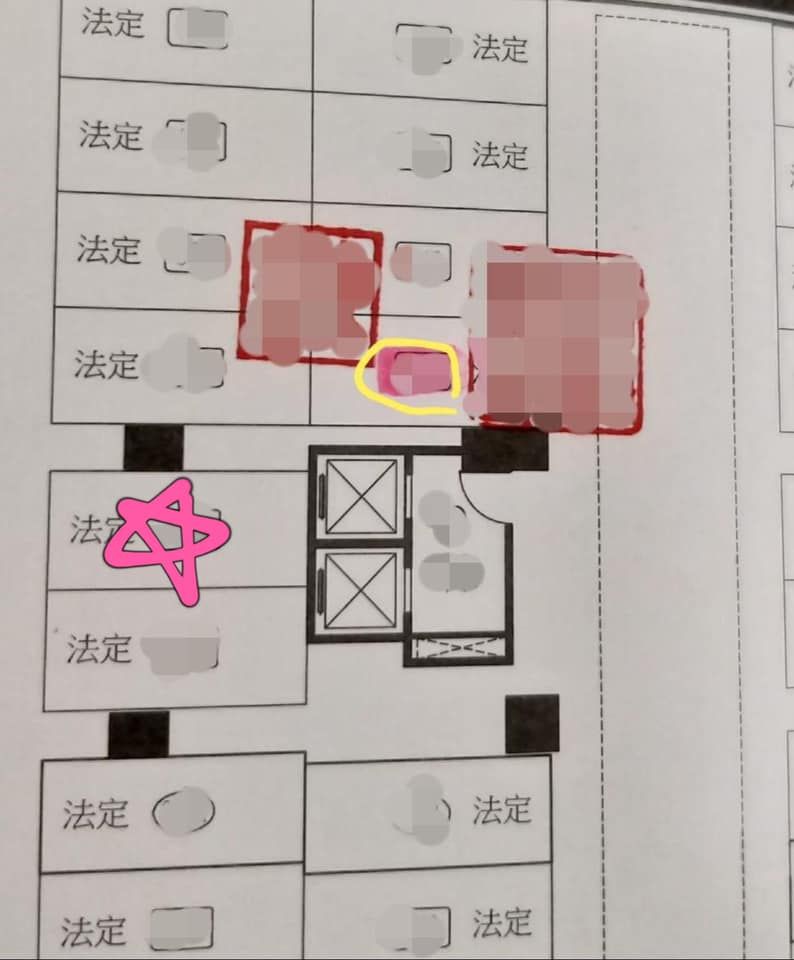 ▲有網友圈出理想車位,並透露這位置更優,「後方是牆壁,不必和人背對背。副駕靠柱不怕小酒窩,駕駛座這側可以控制與鄰車距離,下車方便。」(圖/翻攝自臉書社團「買房知識家(Q你的A)」)