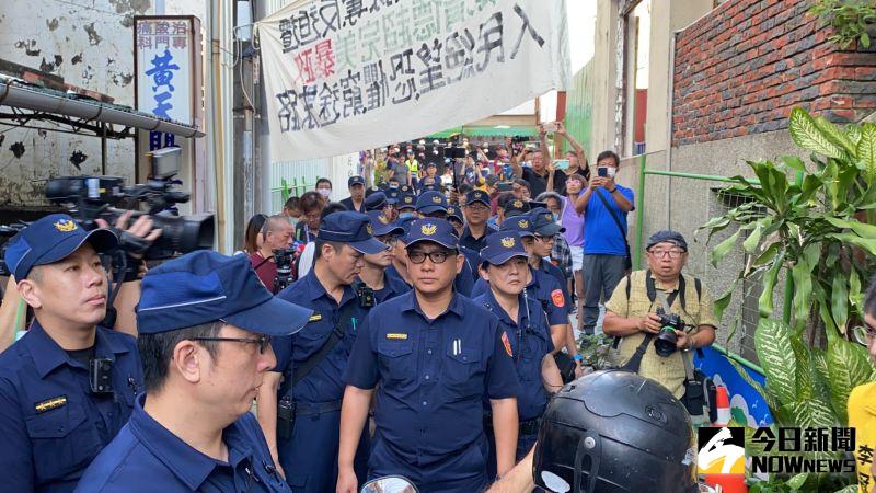 ▲警方集結準備進入陳家。（圖／記者陳聖璋攝，2020.07.23）