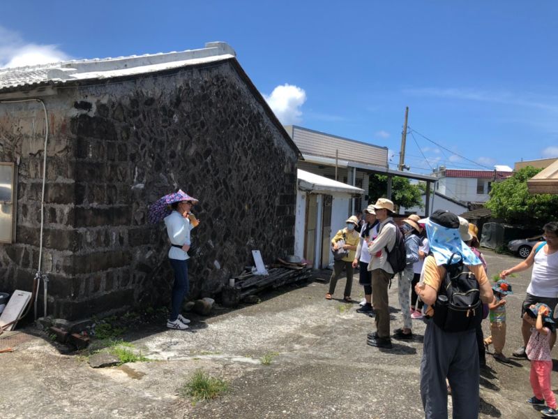 ▲巡禮馬崗漁村特色建築-百年石頭屋。(圖/新北市漁業及漁港事業管理處提供)