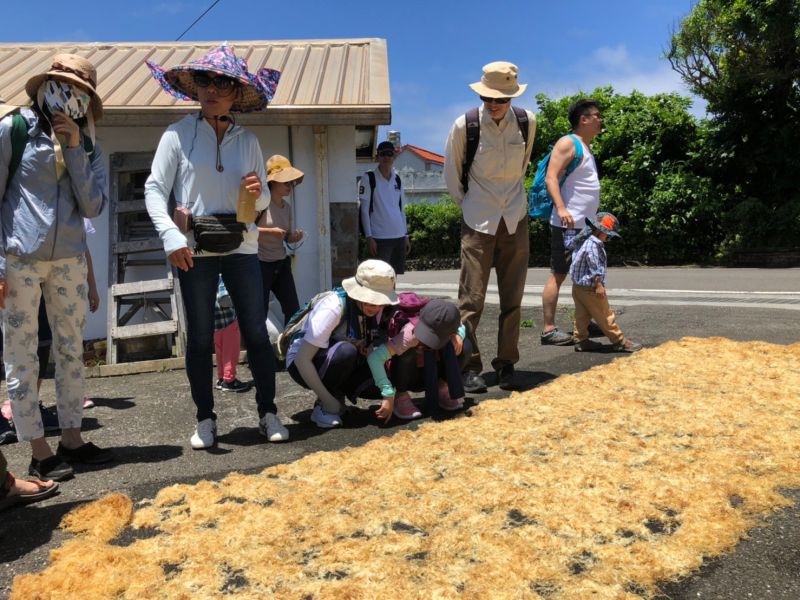 ▲馬崗社區發展協會理事長林秀玉解說東北角季節限定特色海味-石花菜的製程。（圖／新北市漁業及漁港事業管理處提供）