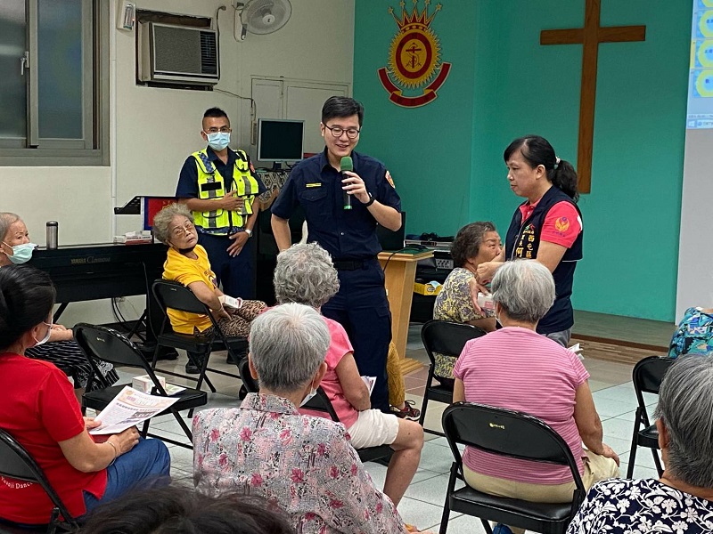 ▲何安所副所長鄭翔予台語很「輪轉」，在社區座談會中挑大樑。（圖/警方提供）