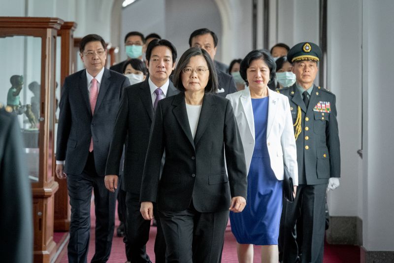 ▲總統府祕書長蘇嘉全陷入印尼疑雲,蔡英文總統23日受訪表示「指控的人要有證據」,似乎選擇相信蘇嘉全。(圖/總統府提供)
