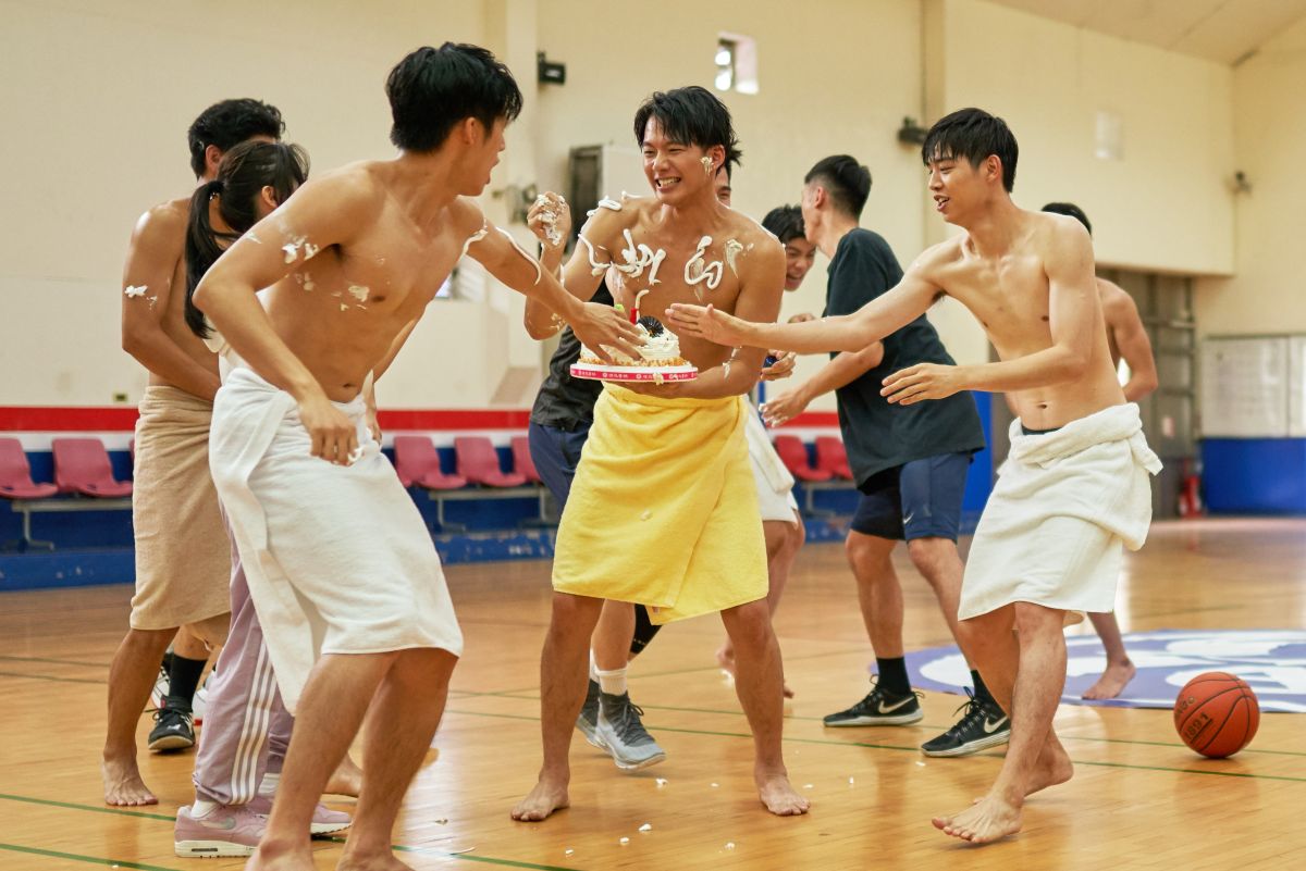 ▲ 《違反校規的跳投》男星拍戲僅裹浴巾護鳥。（圖 / 七十六号原子提供）