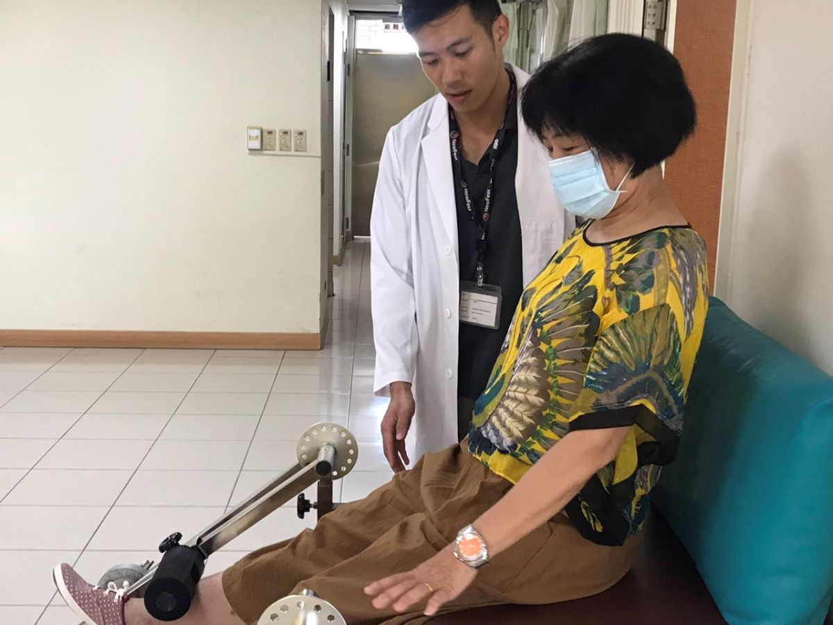 ▲楊振亞醫師協助患者進行肌力、平衡協調等訓練。（圖／臺中榮總灣橋分院提供）