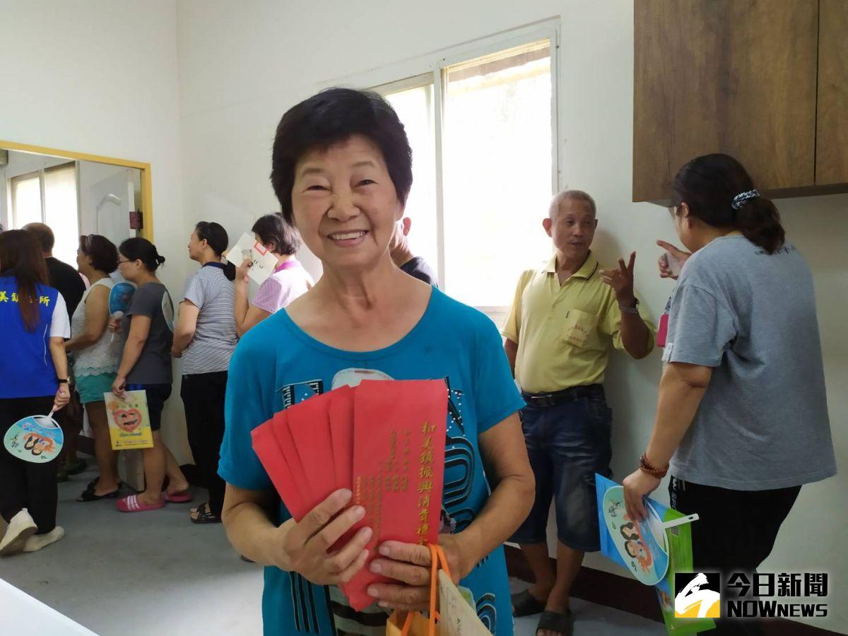 ▲和美鎮還社里民開心展示領到的現金振興消費禮金。（圖／記者葉靜美攝，2020.07.23）