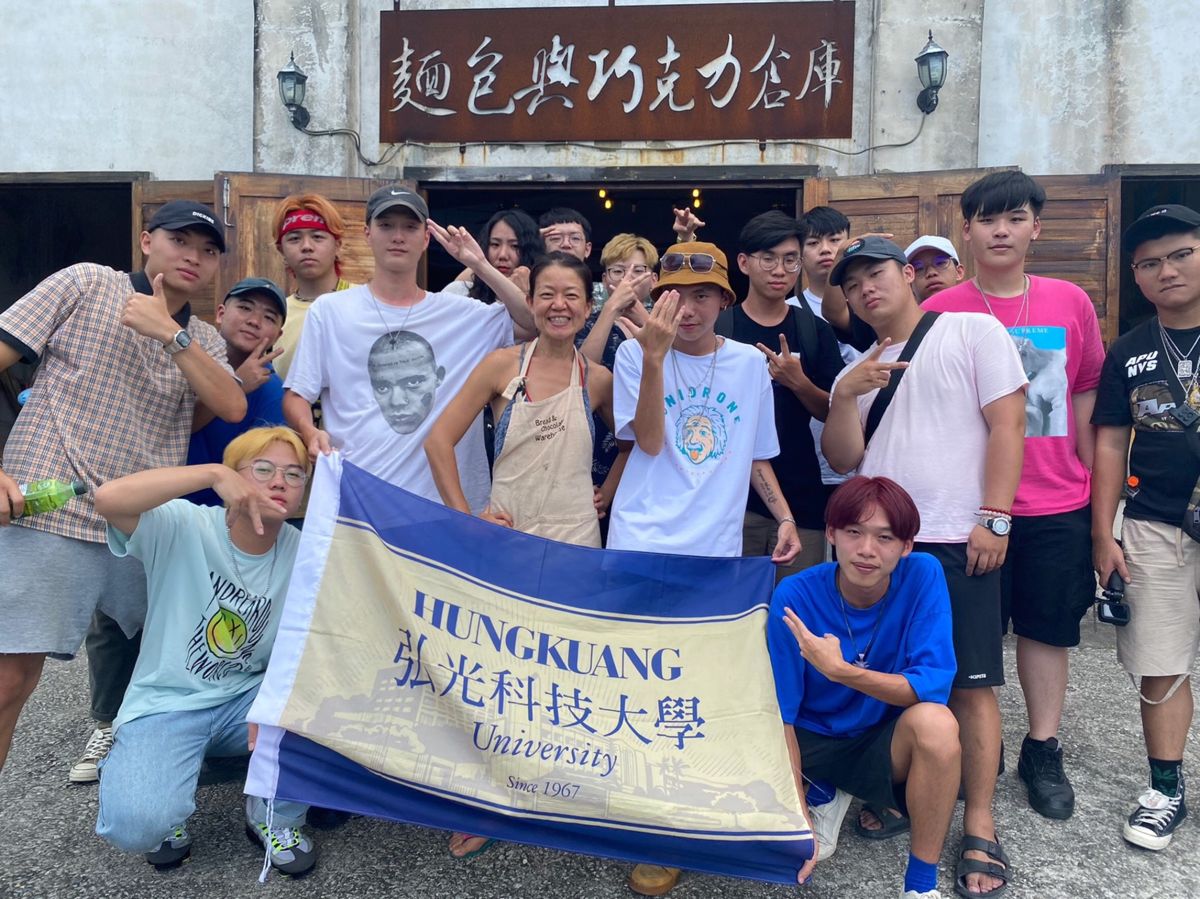 ▲弘光嘻研社學生環台灣半島創作與社區民眾互動(圖／弘光科大提供2020.7.23)