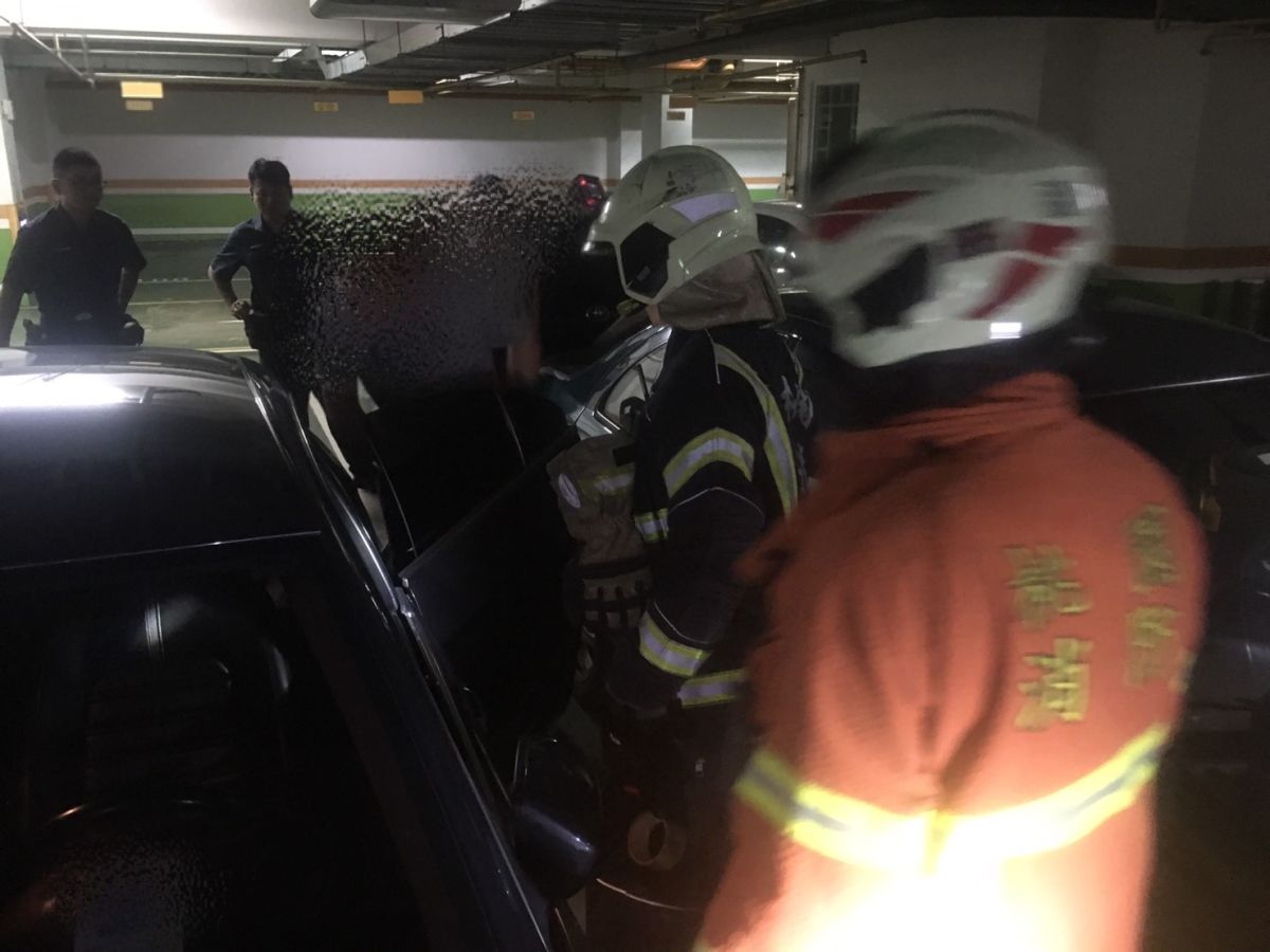 ▲夫妻不慎將男嬰反鎖在車內，找來鎖匠無法處哩，警消到場後破窗才將小男嬰就出。（圖／記者李春台翻攝）