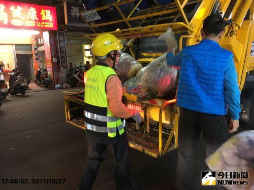 桃市環保局擬試辦專用垃圾袋 ▲義大利電視益智節目出現了「台灣垃圾車考題」,將台灣人特別的倒垃圾方式列入問答題目,而題目一出,也讓參賽者眉頭緊皺。(圖/記者李春台攝)