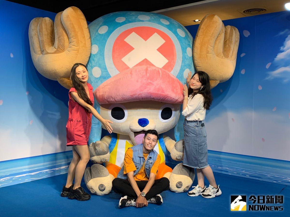 ▲首度航向大台中的航海王主題館，今天開展即掀起轟動，高250公分的喬巴絨毛大氣球是拍照打卡大熱點。（圖／金武鳳攝，2020.7.23) 