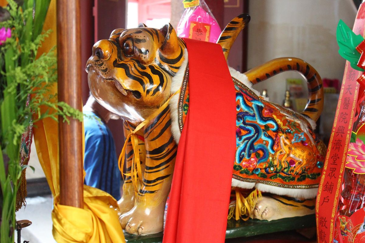 ▲農曆六月初六為虎爺的誕辰，許多信眾把握這天向虎爺求財，希望虎爺能「咬錢來」，圖中為府城祀典興濟宮的虎爺公。（圖／翻攝自逐廟會而居粉專）