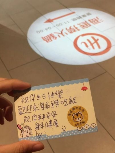 ▲女大生到海底撈慶生，貼心店員送上手寫卡片讓她尷尬喊「吃到盜版」。（合成圖／左圖取自海底撈臉書；右圖翻攝自