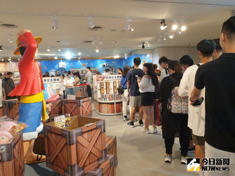 ▲首度航向台中的航海王主題館,上午方才開展,湧入搶購周邊商品民眾大排長龍。(圖/金武鳳攝,2020.7.23)