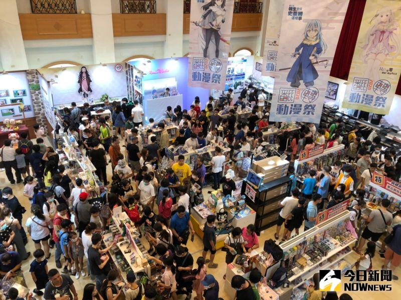 ▲動漫界的年度盛事─正在中友百貨舉辦的翻轉動漫祭,開展以來,動漫迷天天擠爆會場。(圖/金武鳳攝,2020.7.23)
