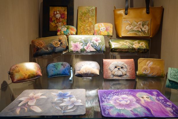 ▲高綾懌師生皮藝創作聯展作品成熟多變，呈現每個人的特色與創意。（圖／記者葉靜美攝）