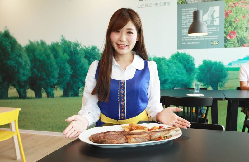 ▲慶祝開幕,IKEA桃園店也推出獨家特色料理!在瑞典餐廳提供每日限量,堪稱「比臉大」的雙人戰斧牛排(售價$750元)。(圖/記者李春台攝,