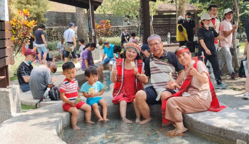 享受溫泉泡腳山林美景 谷關友善設施年長者首選