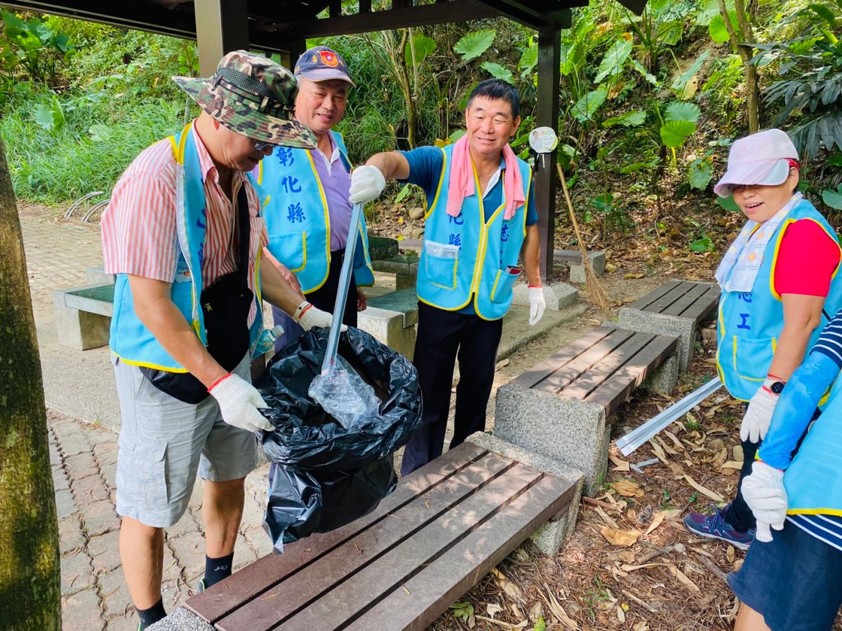 ▲彰化縣榮服處榮欣志工隊至田中長青步道健行淨山，沿路撿拾垃圾，清理步道周邊。（圖／記者葉靜美攝，2020.07.23）