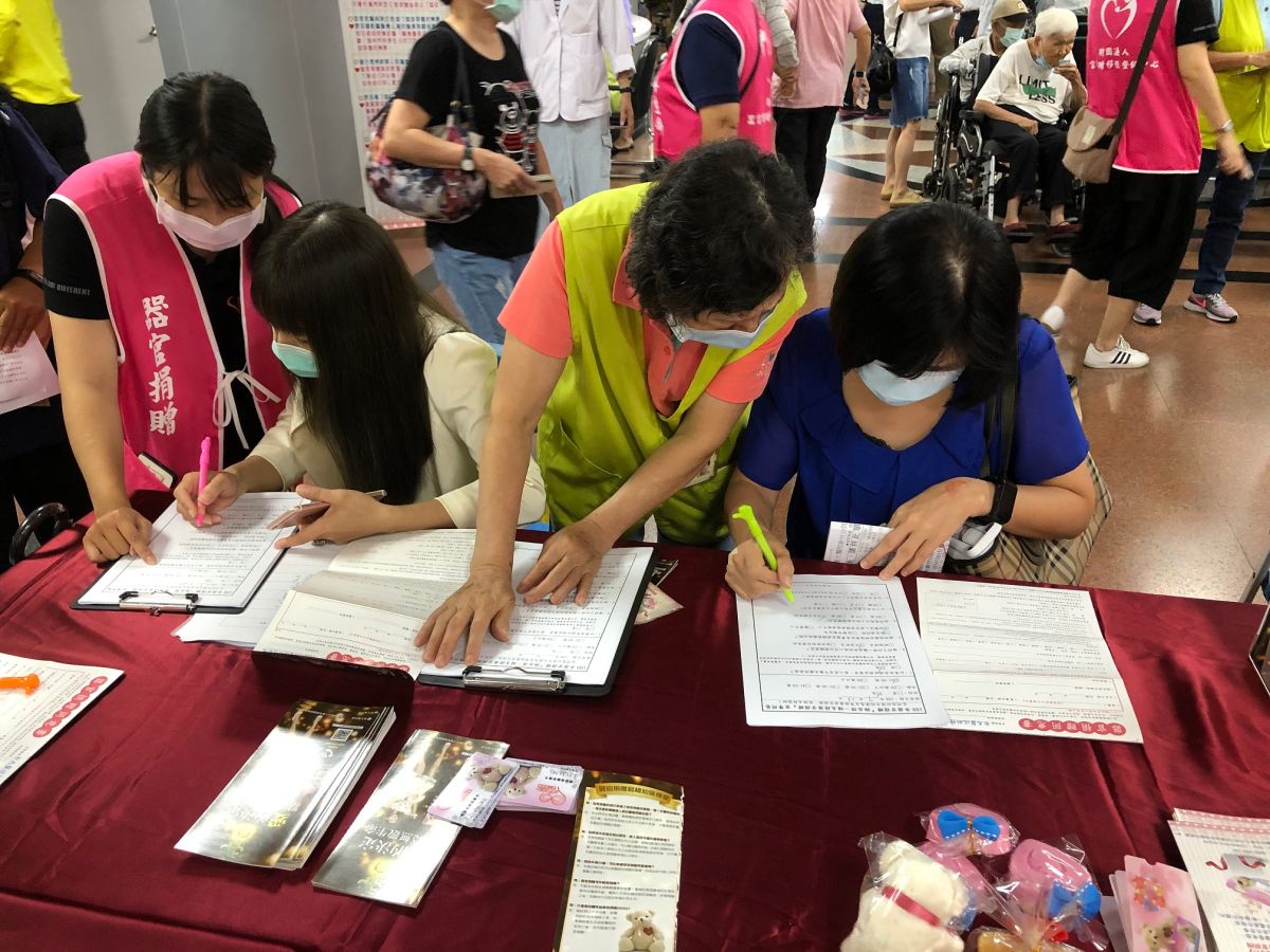 ▲臺大醫院新竹分院今(23)日上午於該院門診大廳辦理「支持器官捐贈」活動，至中午有八十位民眾簽署器官捐贈同意書。（圖/記者金祐妤攝,109.7.23）