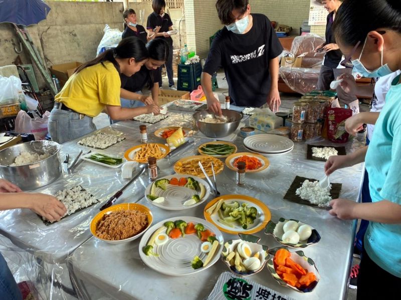 ▲中午時分,並運用屏東縣實物銀行的物資,手作壽司、什錦拌麵,一同與服務家庭共進午餐。(圖/屏東縣政府提供