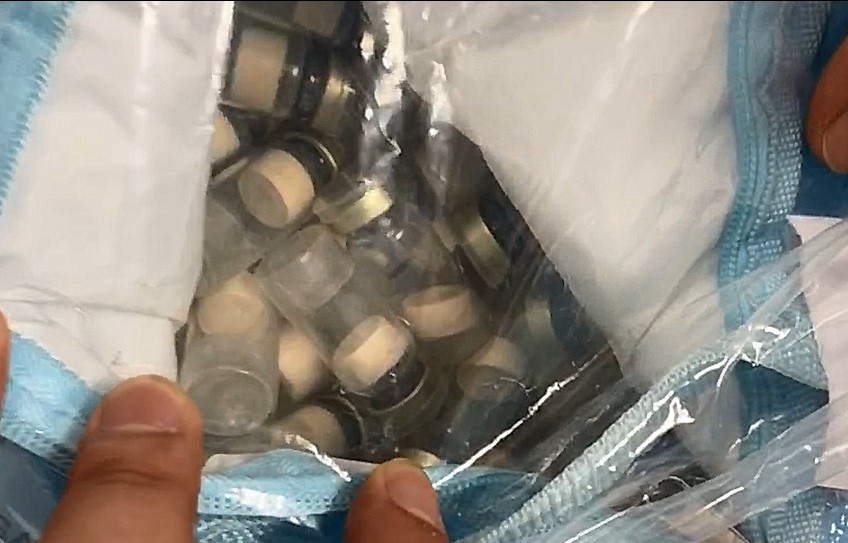 ▲查緝人員於入境查驗時當場查獲200小瓶已分裝完畢之禽流感疫苗。（圖／海巡署雲林查緝隊提供）