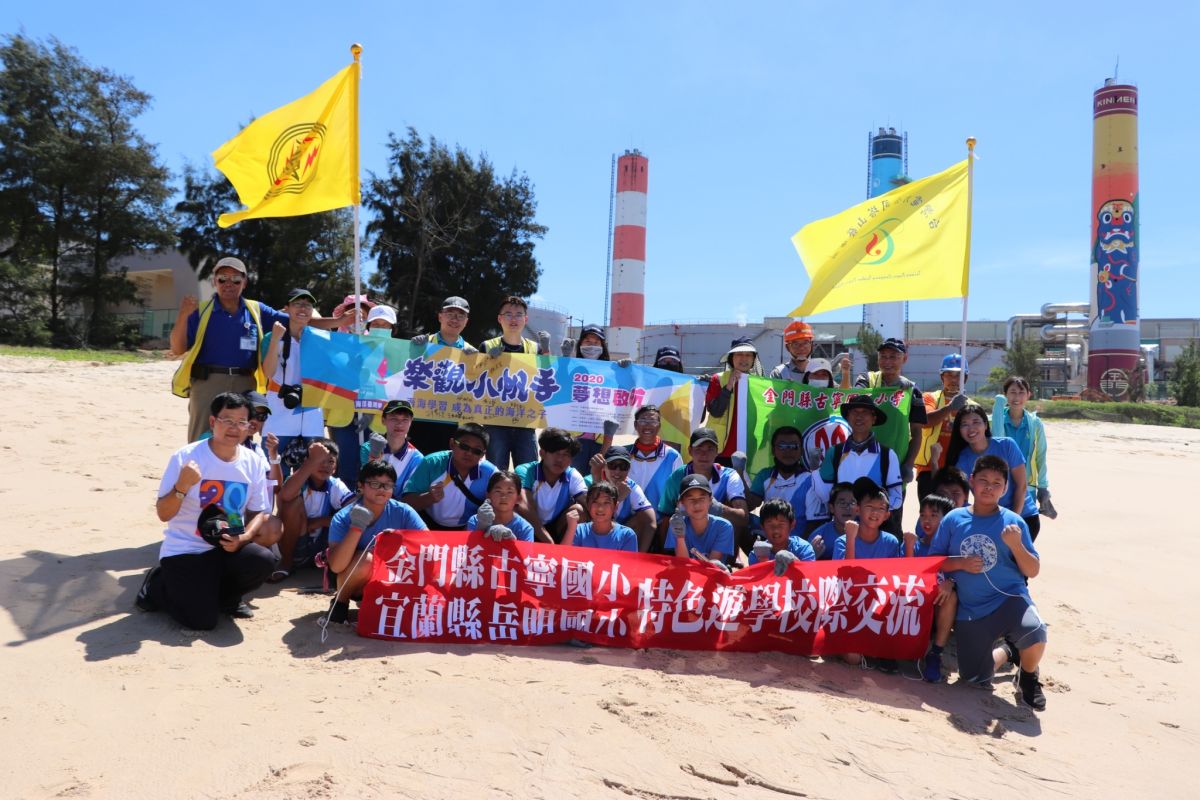 ▲宜蘭岳明國小駕駛60尺長重型帆船「光腳號」航抵金與古寧小進行校際交流。(圖/古寧小提供)