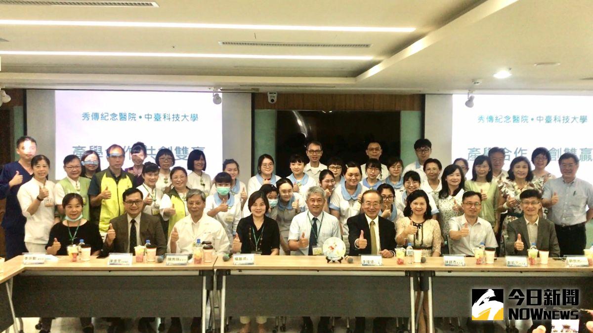 ▲彰化秀傳紀念醫院與中臺科技大學舉辦產學合作簽約儀式，簽約典禮在現場多位該校實習生見證下隆重完成。（圖／記者陳雅芳攝，2020.07.23）