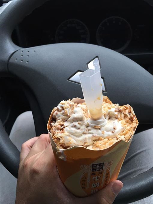 ▲麥當勞曾出過多款冰炫風，圖片中的則是「森永牛奶糖冰炫風」。（示意圖／翻攝自臉書《爆廢公社》）