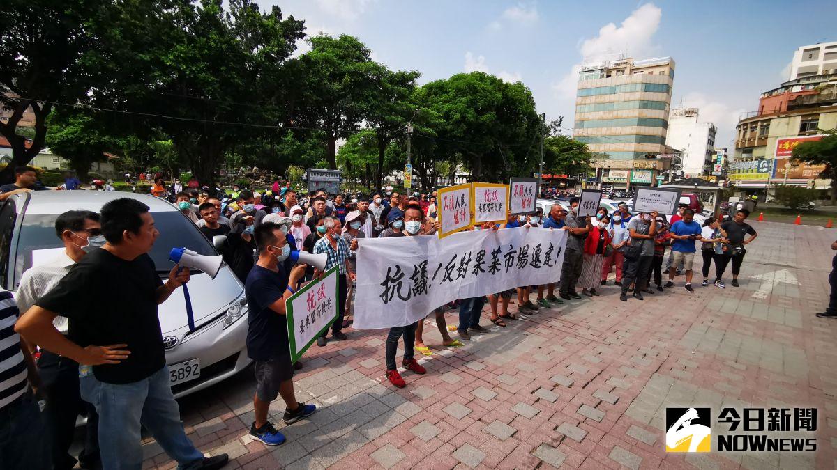 ▲員林市公所有意進行原地重建為新果菜市場大樓，盤商、攤商不滿公所未經協商就要重建，近300位攤商高舉白布條到員林市公所抗議。（圖／記者陳雅芳攝，2020.07.23）