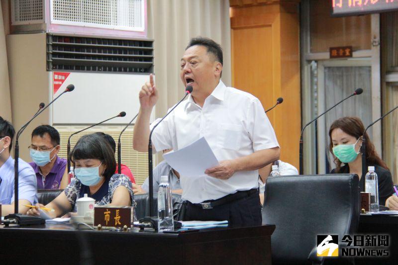 ▲員林市長游振雄表示,員林果菜市場規劃更新改建案先予保留,將找時間跟大家舉行座談會。(圖/記者陳雅芳攝,2020.07.23)