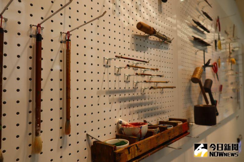 ▲此次展覽特別展陳藝師們的工具,讓民眾能一窺老師的秘密百寶箱,一覽藝師們辛勤製作工藝品的歷程。(圖/記者陳雅芳攝,2020.07.23)