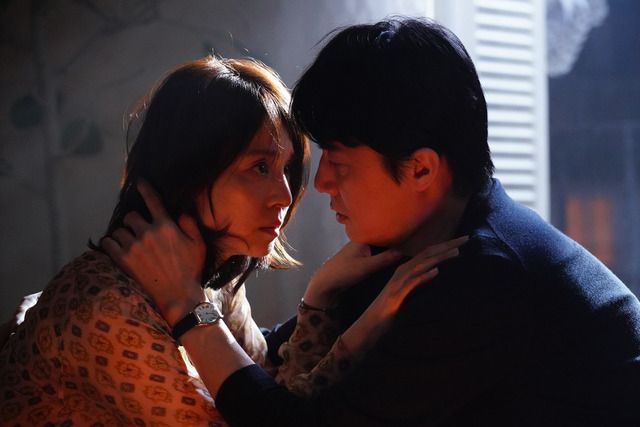 ▲▼石田百合子(上圖右)片中跟福山雅治只有三面之緣,卻深深被對方吸引。(圖/傳影互動)