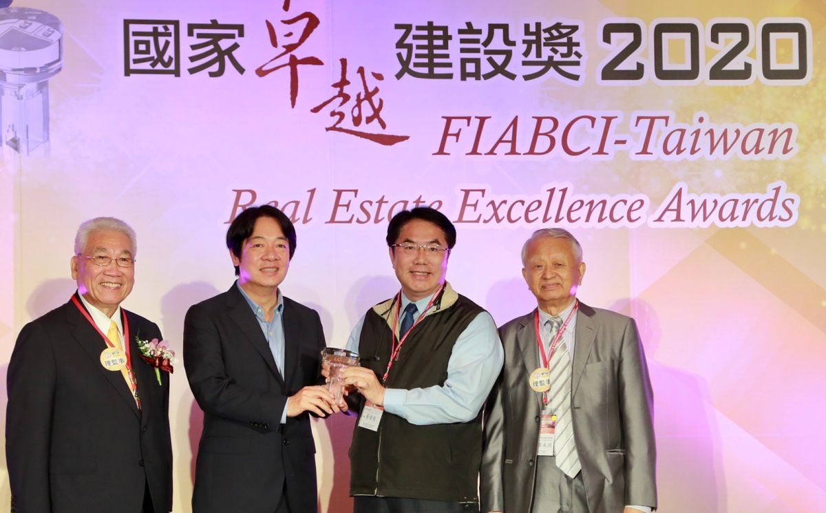 ▲台南市長黃偉哲(右二)從副總統賴清德(左二)，也是前台南市長手中接下獎項，別具傳承意義。（圖／台南市新聞處提供）