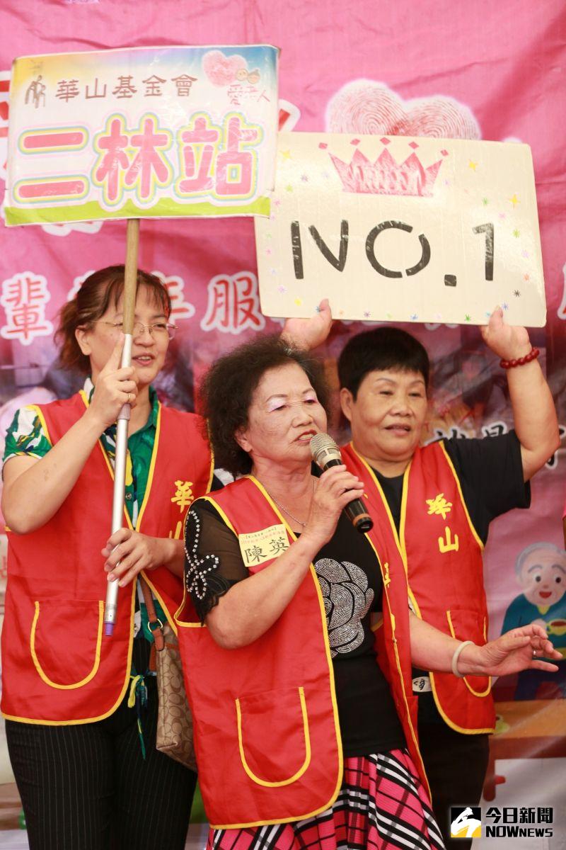 ▲華山基金會舉辦109中秋老人K歌南彰化海選賽,全場不只阿公阿嬤有夠HIGH,志工也全部上場當啦啦隊。(圖/記者陳雅芳攝,2020.07.23)