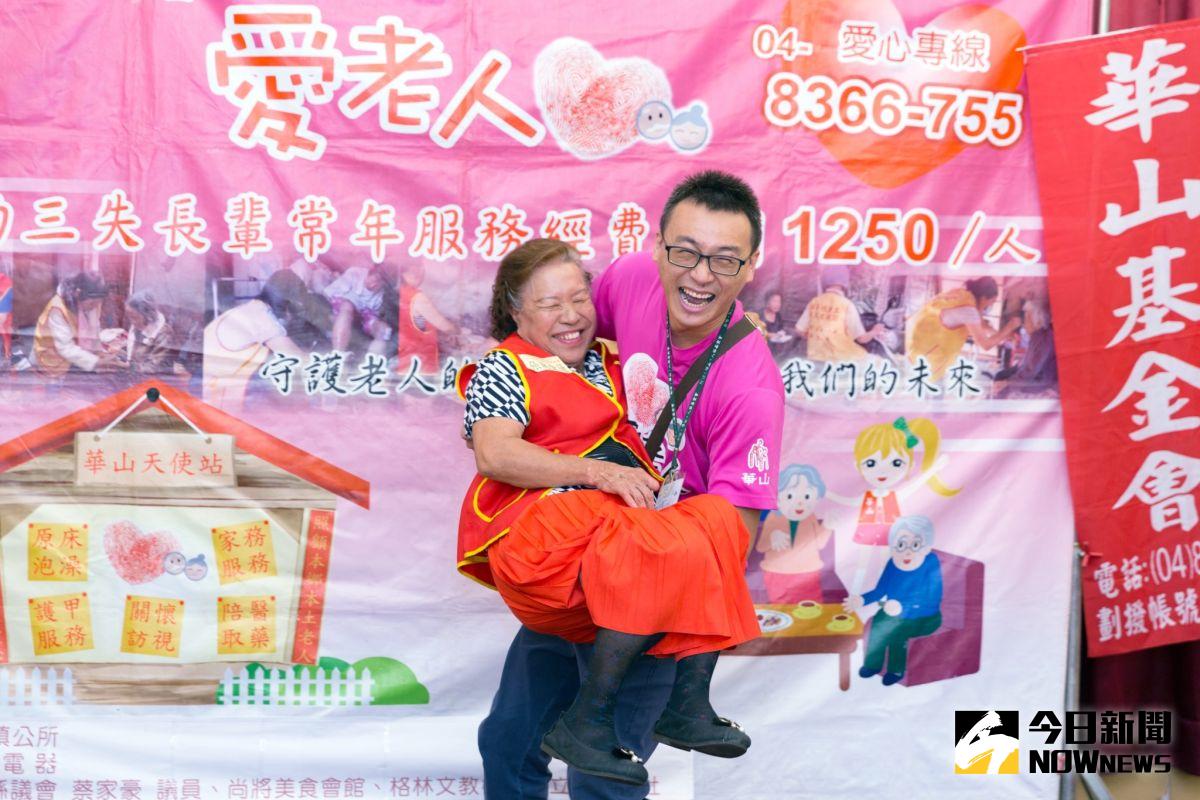 ▲華山基金會舉辦109中秋老人K歌南彰化海選賽，69歲張阿嬤以「女人的一生」勇奪南彰海選第一名。（圖／記者陳雅芳攝，2020.07.23）