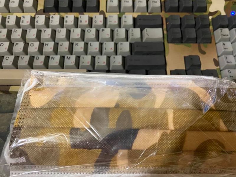 ▲網友分享自己在藥局買到的迷彩口罩。(圖/取自口罩現貨專區)