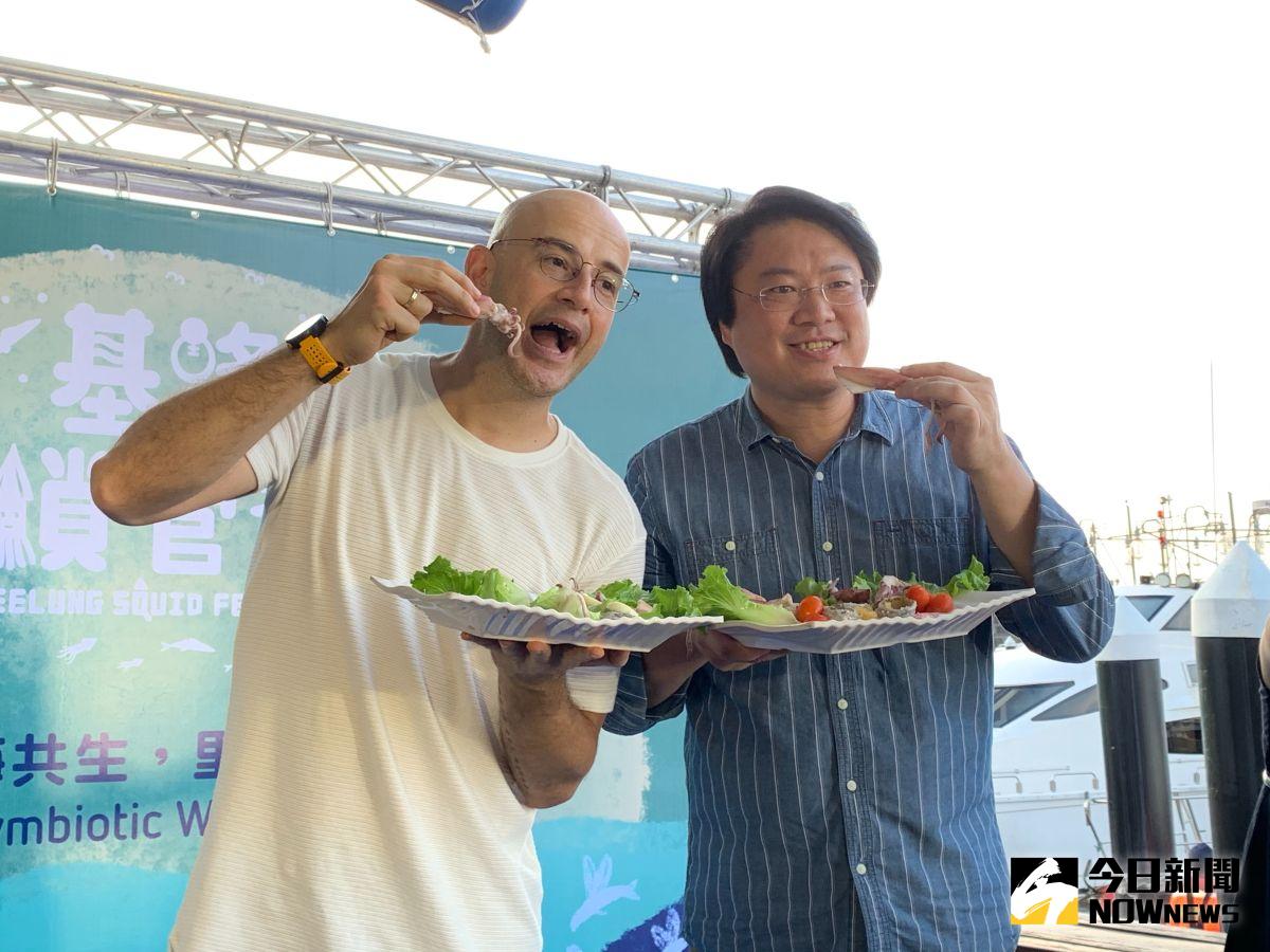 ▲基隆市長林右昌與金鐘獎最佳行腳節目的主持人吳鳳，進行基隆海味的創意料理PK。（圖／記者康子仁攝）