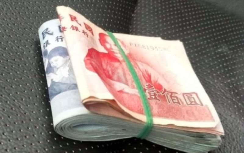 ▲網友分享自己用橡皮筋綑住錢的收納法。(圖/翻攝爆怨公社)