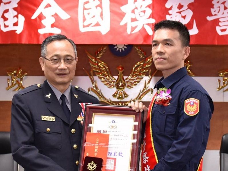 ▲林乙皓警官榮獲108年全國模範警察，獲警政署長陳家欽頒獎表揚。(圖／林乙皓警官提供）