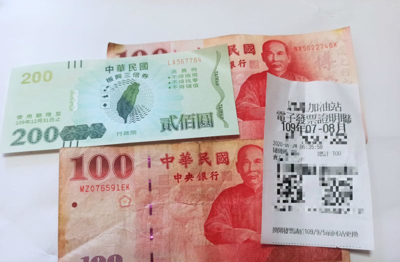 ▲一名男網友在臉書社團《爆廢公社》提到,加油的時候拿了
