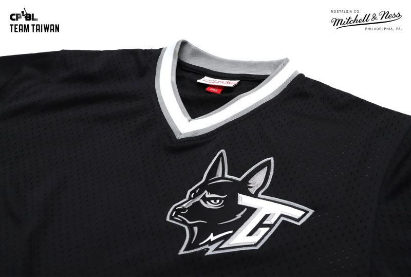 ▲中華職棒聯盟 CPBL 與美國球衣品牌 Mitchell & Ness 再次重磅合作，以 Team Taiwan「台灣犬」做主視覺，推出廣受好評的打擊練習衫（圖／異議國際提供）