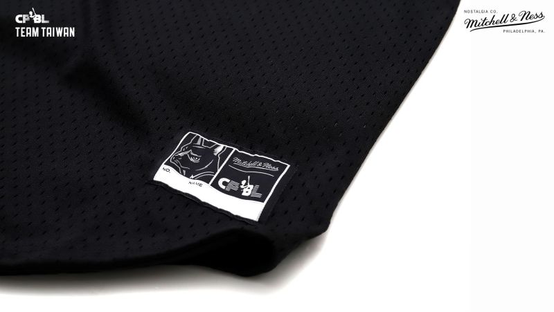 ▲中華職棒聯盟 CPBL 與美國球衣品牌 Mitchell & Ness 再次重磅合作，以 Team Taiwan「台灣犬」做主視覺，推出廣受好評的打擊練習衫（圖／異議國際提供）