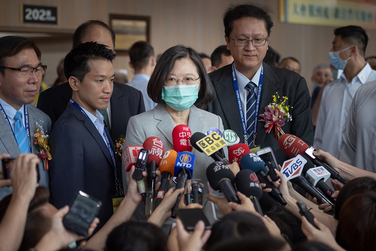 ▲國家政策研究基金會24日指出，蔡英文政府最近透過發放「三倍券、藝fun券、動滋券、農遊券、客庄旅遊券」，轉移經濟與就業變差的焦點。(資料照/總統府提供)