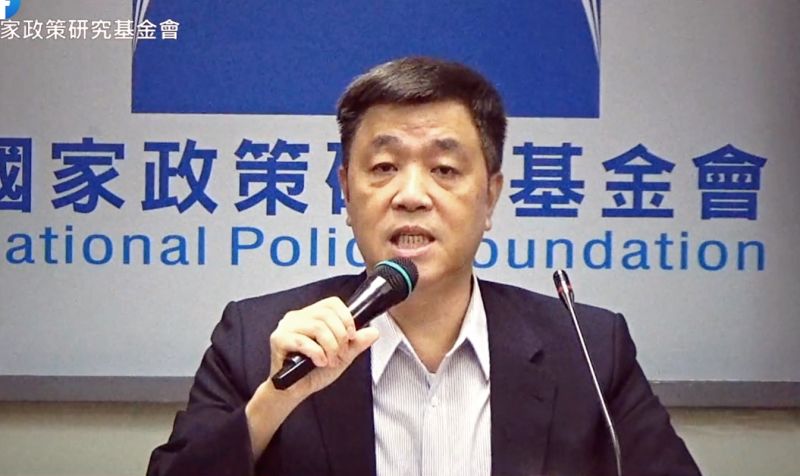 ▲前勞動部長陳雄文24日表示,蔡英文政府最近透過發放「三倍券、藝fun券、動滋券、農遊券、客庄旅遊券」,轉移經濟與就業變差的焦點。(圖/國民黨提供)