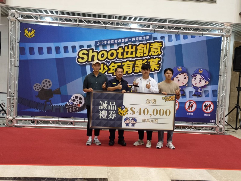 ▲中市警局長楊源明與奪首獎的亞洲大學學生合影。(圖/警方提供)