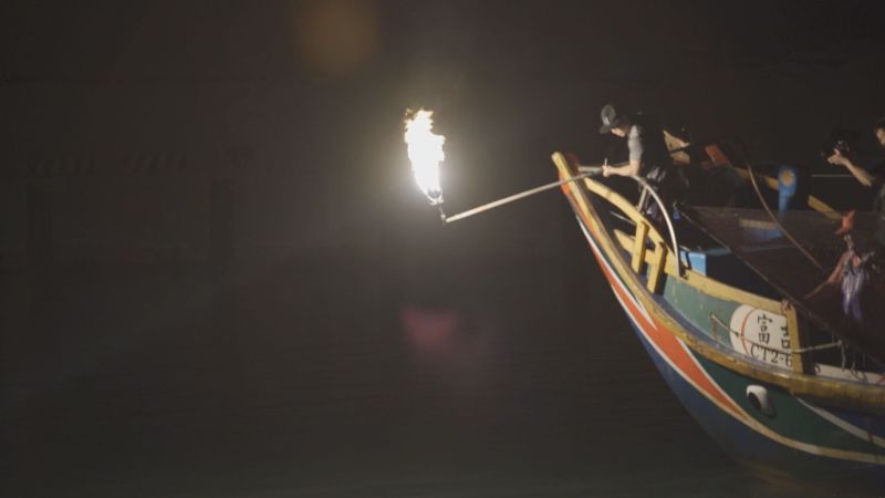 ▲磺火捕魚，台語稱為蹦火仔，是新北金山流傳百年歷史的傳統捕魚方式。（圖／新北市文化局提供）